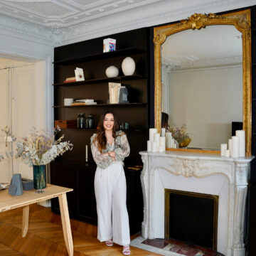 Femme souriante dans un salon moderne, architecte intérieur toulouse, décoratrice interieur toulouse.