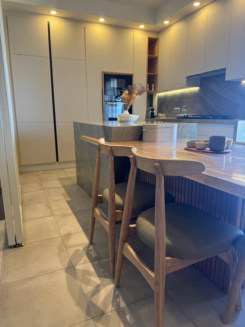 cuisine-architecte-interieur-lmdeco Intérieur moderne cuisine, tabourets bois, éclairage doux