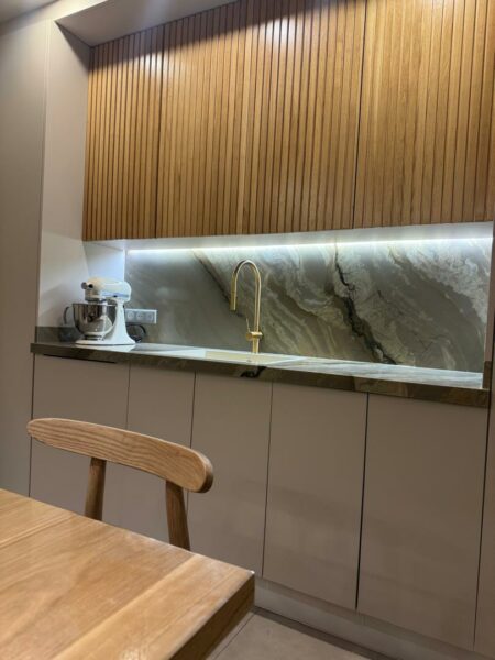 cuisine-reno-architecte-interieur. Cuisine moderne avec plan de travail en marbre et chaise en bois