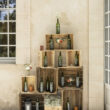 Décoration vin avec caisses bois, fleurs, étiquettes personnalisées