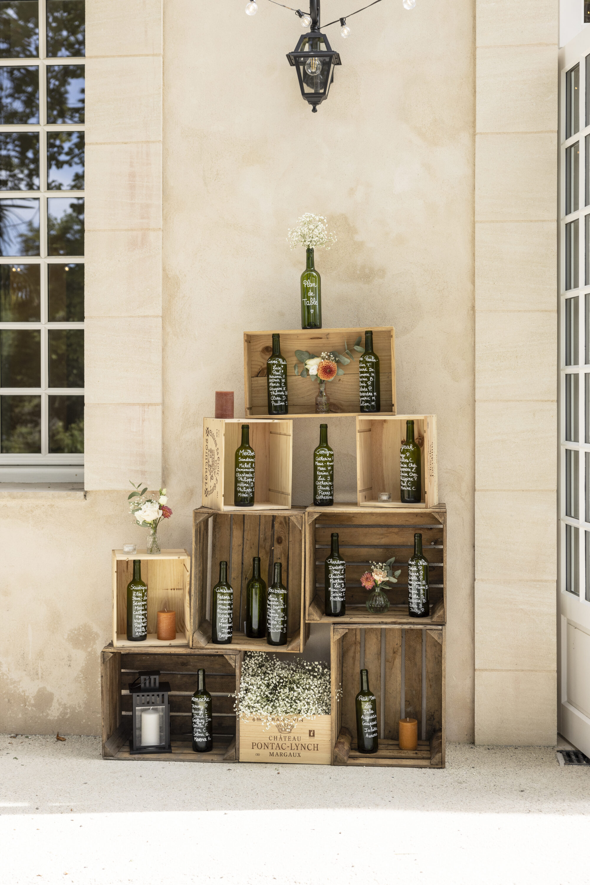 Décoration vin avec caisses bois, fleurs, étiquettes personnalisées