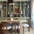 Table à manger moderne, chaises bois, étagères vertes, décoration intérieure toulouse