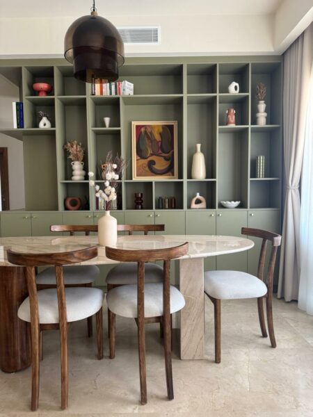 Table à manger moderne, chaises bois, étagères vertes, décoration intérieure toulouse