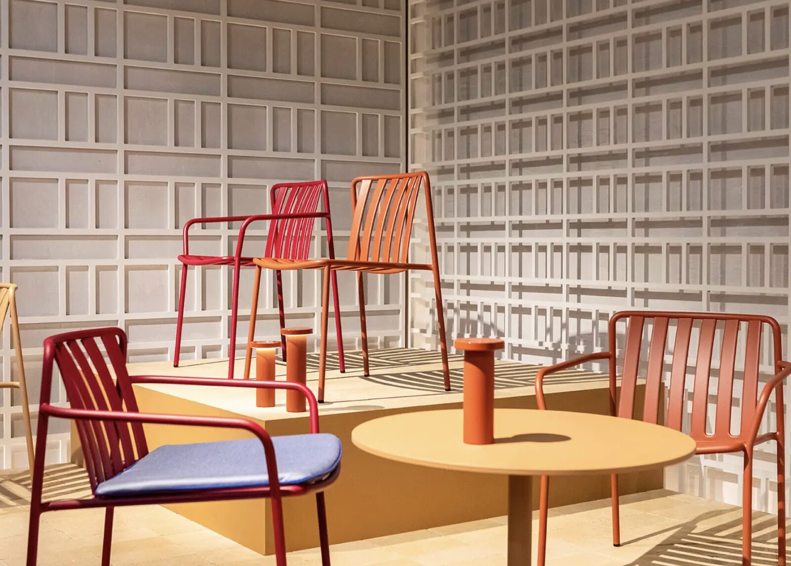 Chaises rouges et bois, table ronde, décor intérieur moderne