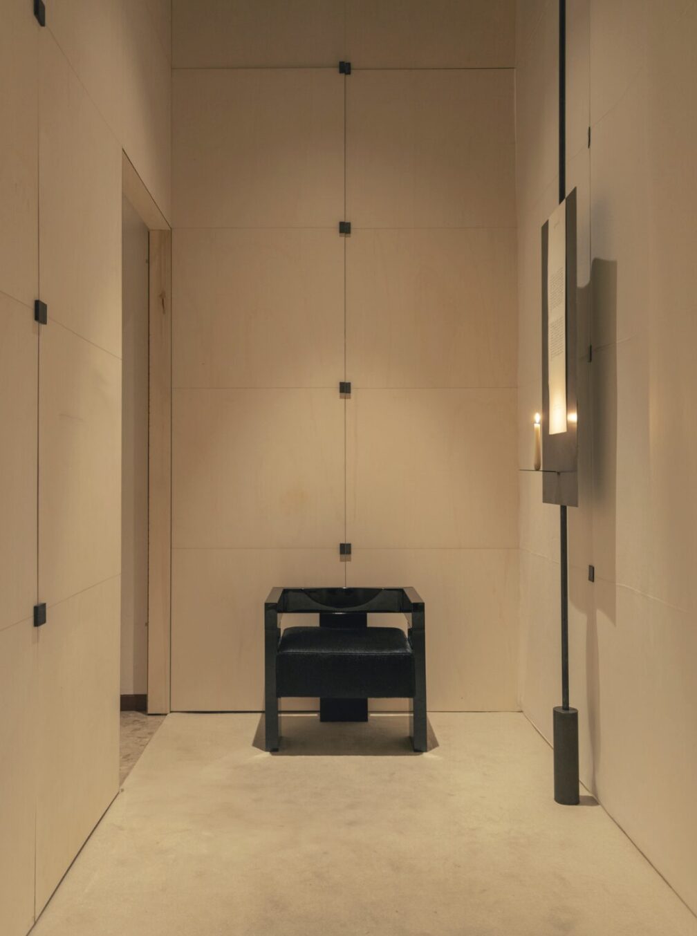 Salle minimaliste avec chaise noire, architecte intérieur toulouse