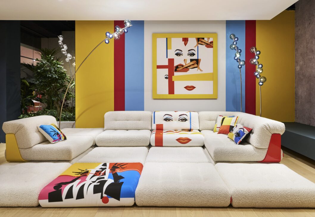 Séjour moderne avec canapé blanc et œuvres d'art colorées.