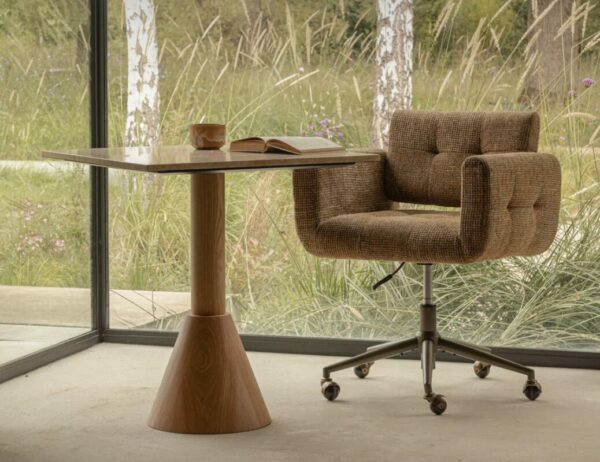 Bureau bois chaise confortable intérieur design