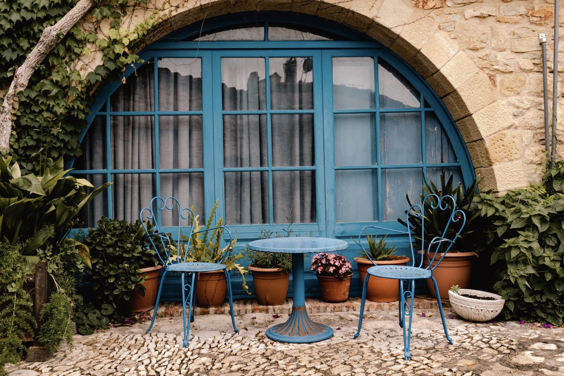 Patio bleu avec mobilier et plantes, architecte intérieur toulouse