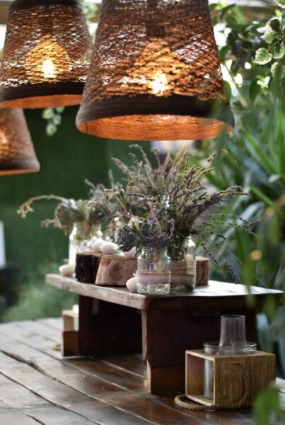 Tableau décoratif avec vases et luminaires