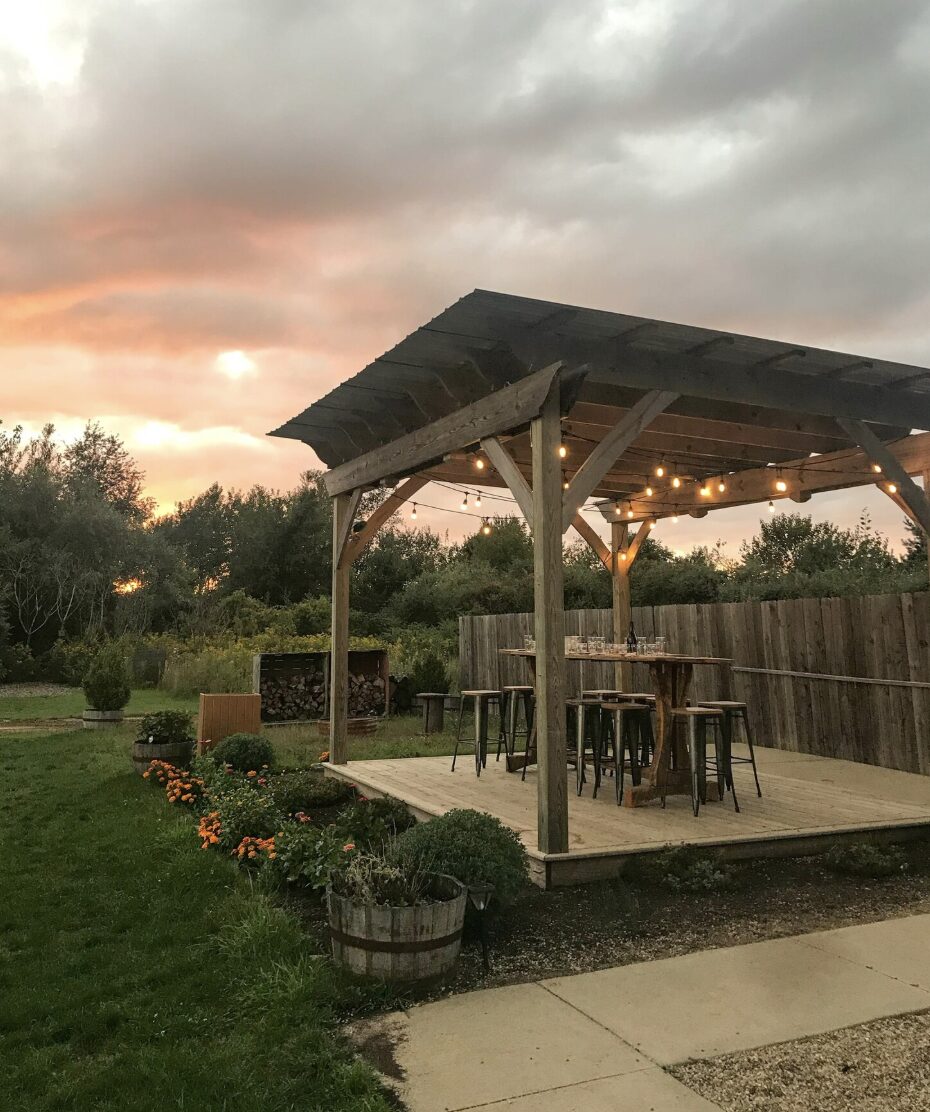 Pergola en bois avec éclairage, jardin, tables à manger, architecte intérieur toulouse