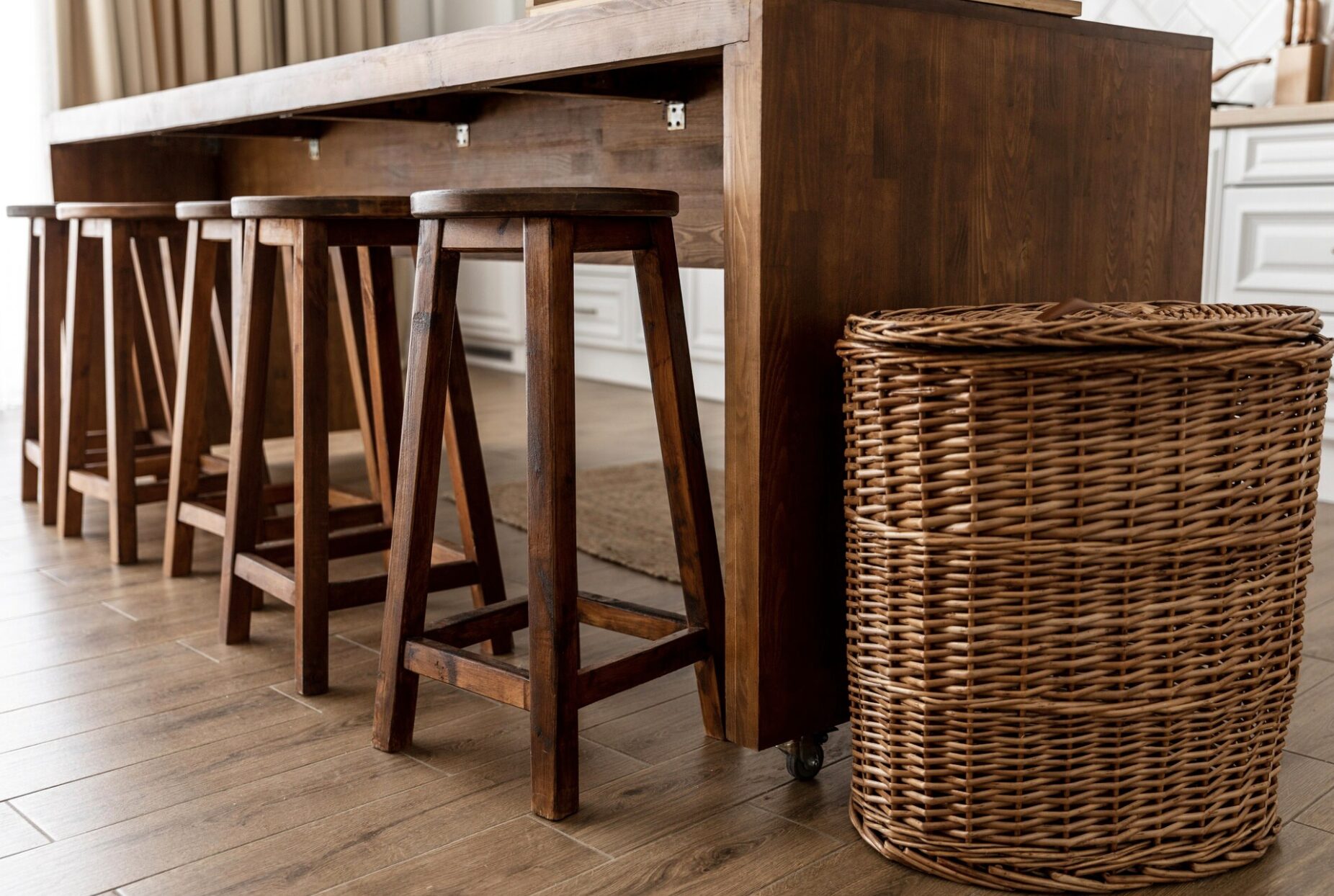 Table à manger en bois, tabourets, panier en osier, décoration intérieure