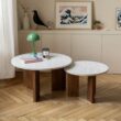 Table basse en marbre, lampe verte, décoration intérieure moderne